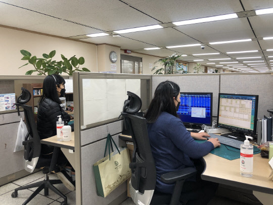 서울 역삼동 소재 신한은행 고객상담센터 사무실 모습. 칸막이 높이를 기존 63㎝에서 93㎝로 높였다. 신한은행 제공